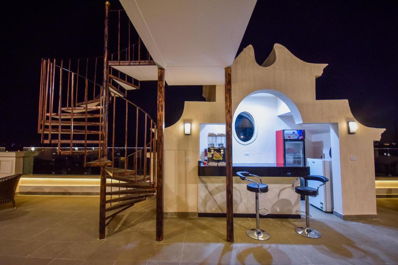 New Pyramid Quen Hotel Cairo Exterior photo