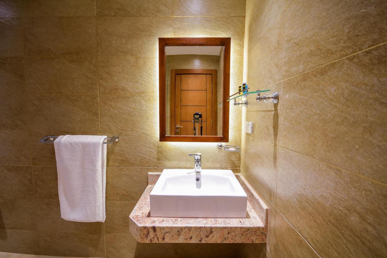 New Pyramid Quen Hotel Cairo Exterior photo