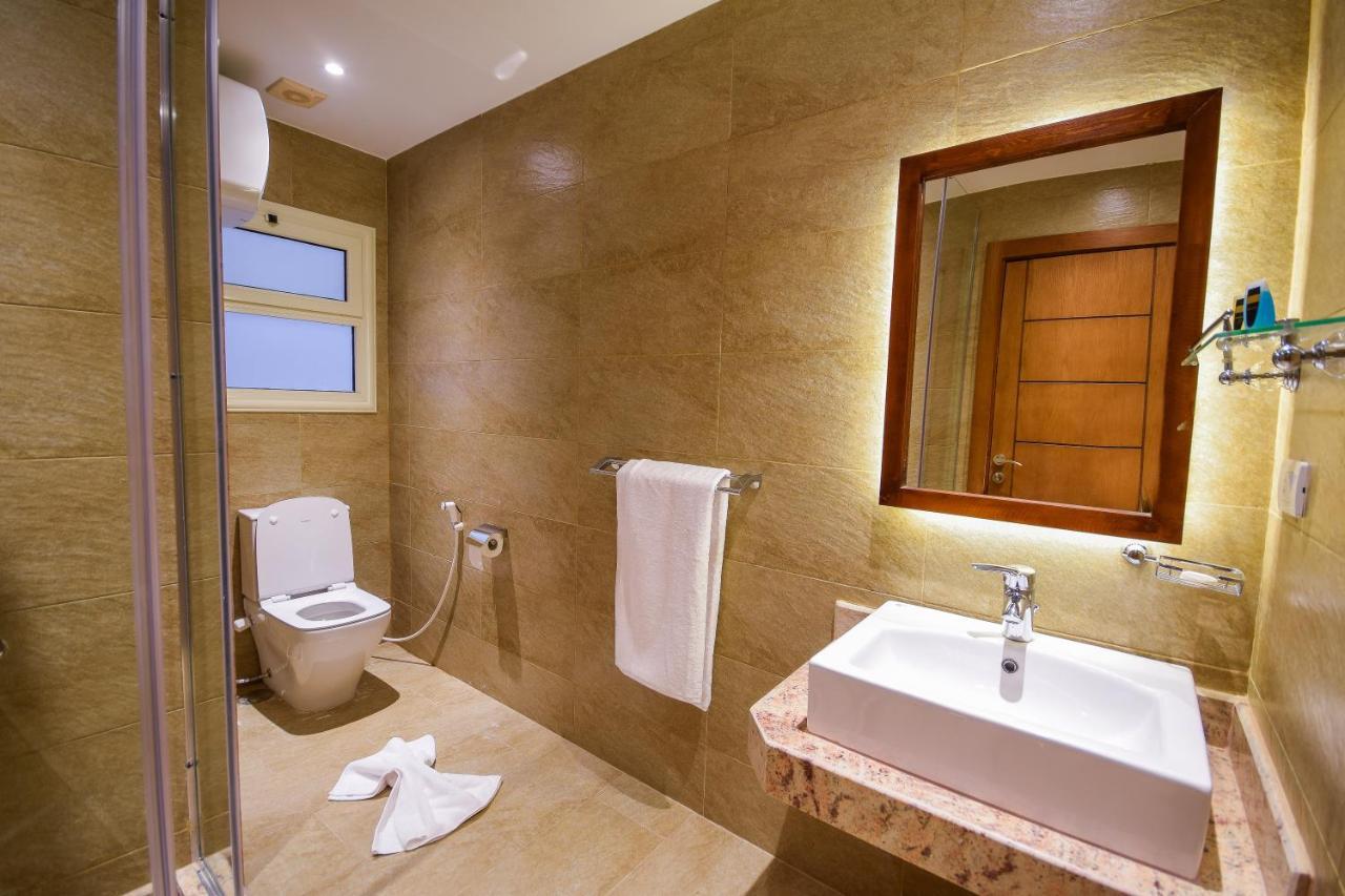 New Pyramid Quen Hotel Cairo Exterior photo
